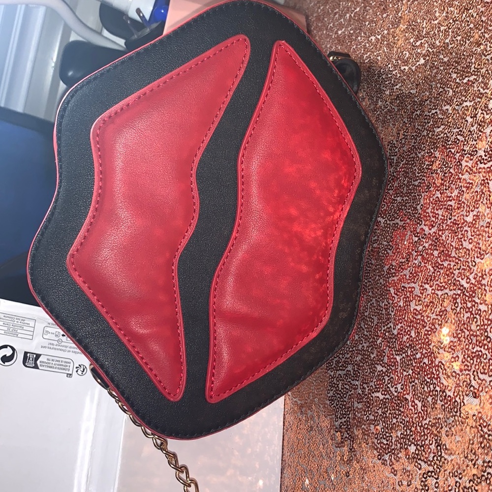 lips purse - never worn - in great shape - shoulder bag - cross over bag